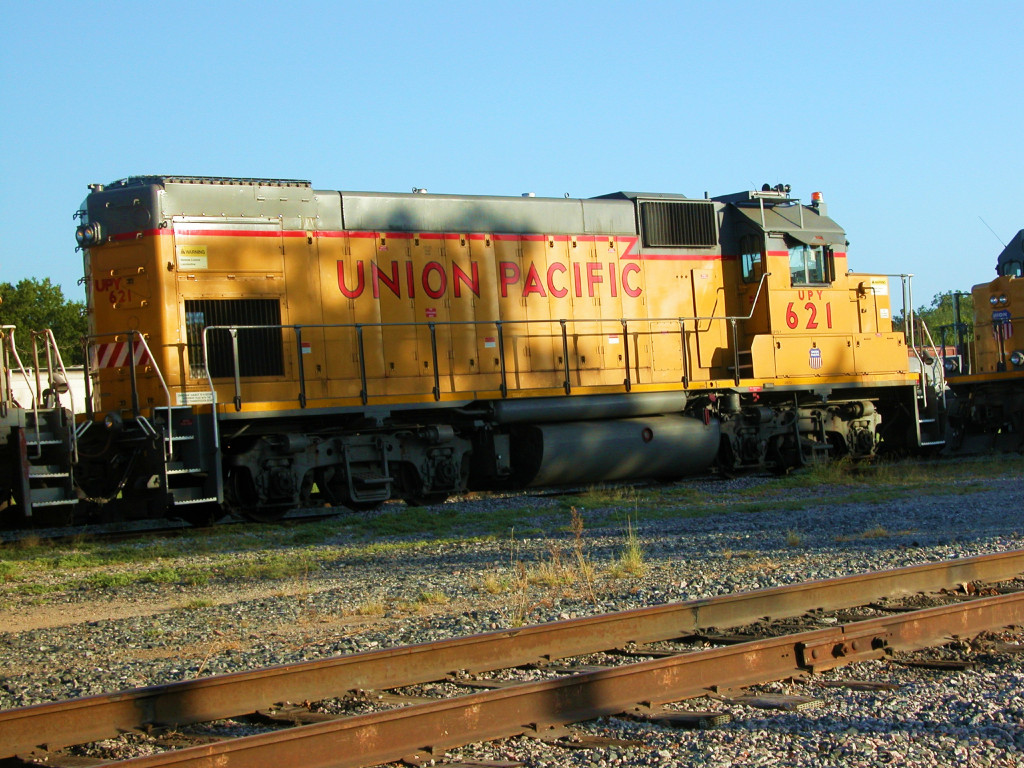 UPY 621  2Sep2012  Sunday Morning in the Bellmead Yard 